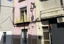 Arrestasjoner, anklager om overgrep og krav om umiddelbar handling når Orihuelas Marcos-brødre er tilbake i søkelyset: En leilighet på Calle Pintor Agrasot, oppført på 100 m², hvor 18 personer er registrert;