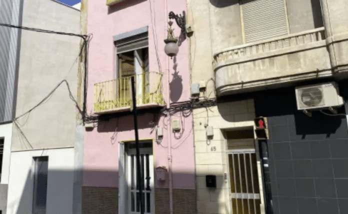 An apartment on Calle Pintor Agrasot, listed at 100 m², where 18 people are registered;