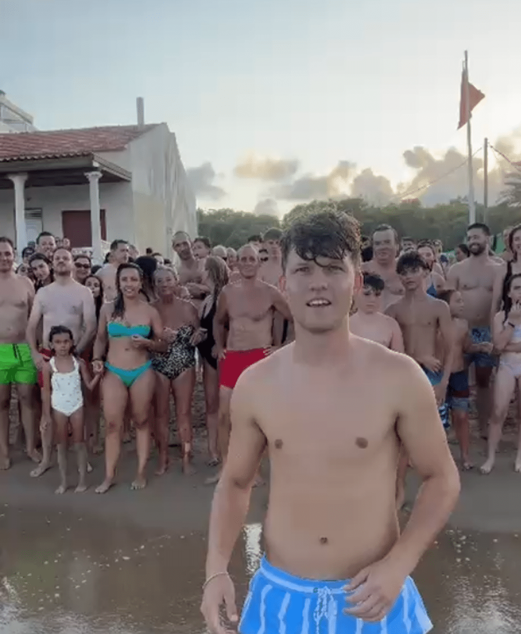 This protest swim also marked the 100th daily dip for David Renner, a young resident of the neighbourhood and the initiator of the movement.