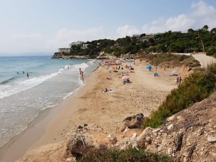 Un hermano y una hermana británica, de 11 y 13 años, murieron después de ahogarse en la costa de Salou en el noreste de España, confirmaron las autoridades locales.