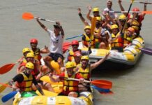 Studio32 bawi się na słońcu przed rozpoczęciem prób Chcesz dołączyć do zabawy – na scenie i poza nią? Odwiedź studiothirtytwo.org, aby dowiedzieć się więcej o dołączeniu do Studio32.