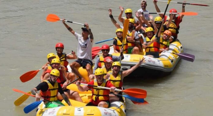 Rafting Studio32 Möchten Sie Teil des Spaßes sein – auf und hinter der Bühne? Besuchen Sie studiothirtytwo.org, um mehr über die Mitgliedschaft bei Studio32 zu erfahren.