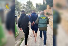 Mann wegen 37 Raubüberfällen auf der Autobahn AP-7 festgenommen, die auf Touristen abzielten Der Verdächtige, ein 52-jähriger rumänischer Staatsbürger, wurde vom Untersuchungsgericht Nr. 3 in Villena in Untersuchungshaft genommen.