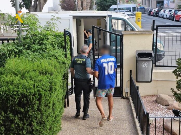 Guarda Civil har arrestert to menn i Calpe mistenkt for å ha begått minst ti innbrudd rettet mot kjøretøy parkert i nærheten av strandområder i Calpe, Moraira og Jávea.