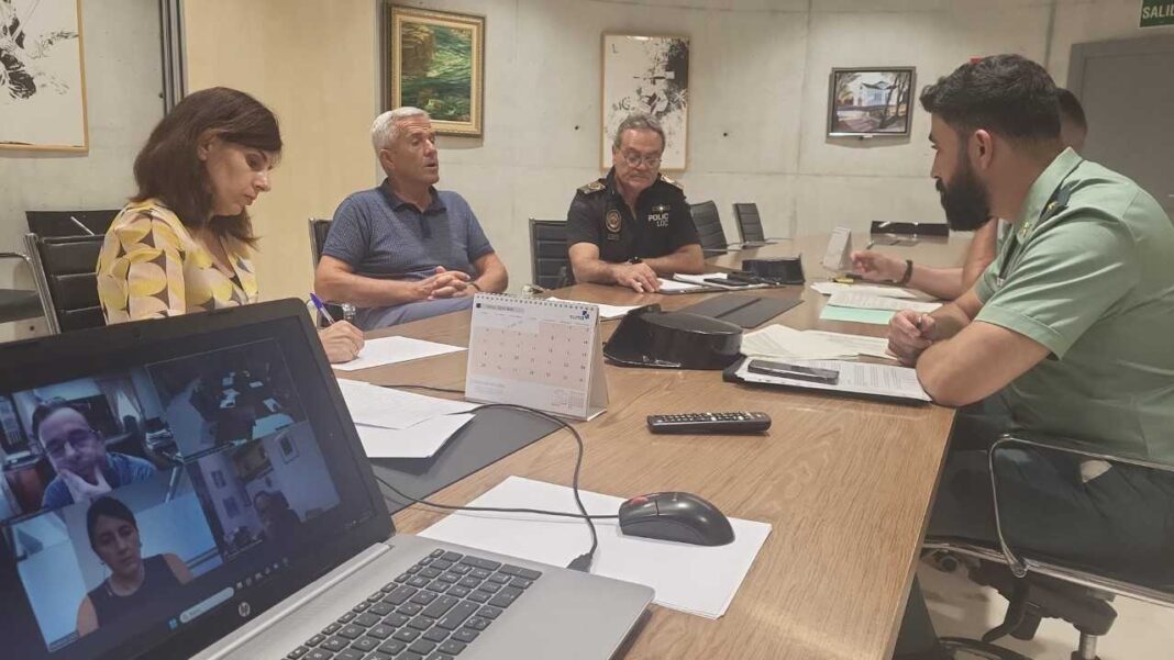 Municipal representatives expressed their concerns about recent security incidents, such as a recent shooting in Torre de la Horadada and certain locations known for drug dealing, emphasizing the need to increase available resources in the area.