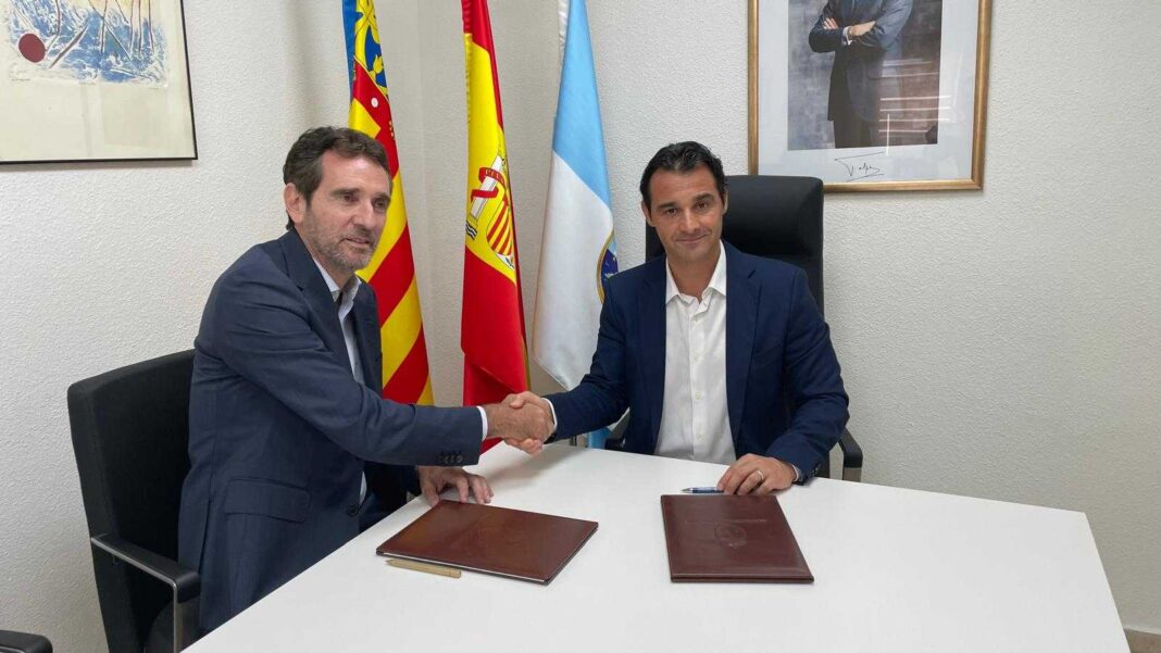 L'accord de collaboration a été officiellement signé aujourd'hui à la mairie de Torrevieja par le maire Eduardo Dolón et Vicente Ordaz, président d'À Punt.