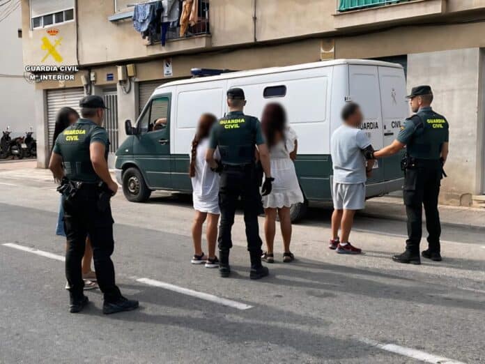 La investigación, liderada por el Puesto de Callosa d'en Sarrià, se inició en abril tras numerosas denuncias de turistas que habían sufrido el robo de sus pertenencias mientras exploraban el casco antiguo de Guadalest.