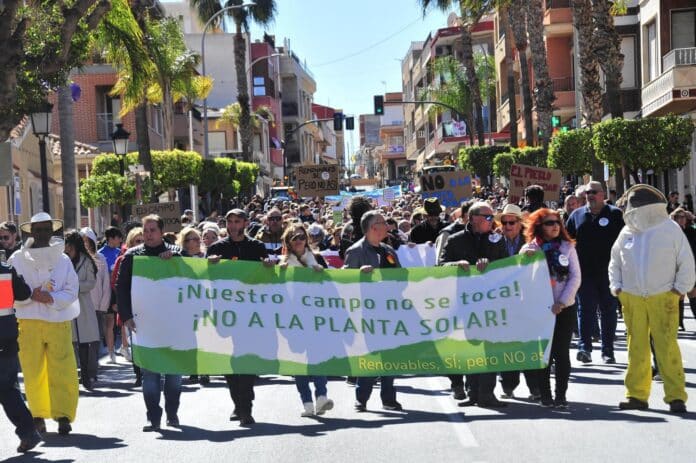 The San Miguel Arcángel Neighbourhood Association is urging the mayor and local council to reject a revised proposal for a solar power plant intended to supply the Torrevieja desalination plant.