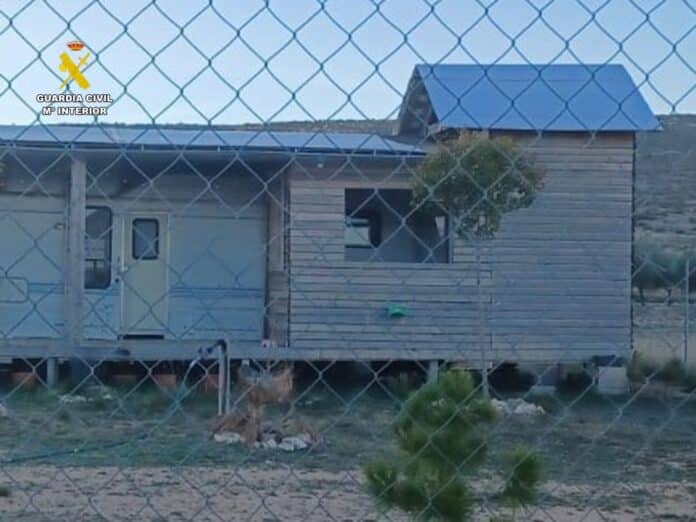 El caso se centra en la construcción no autorizada de una vivienda residencial dentro del paraje natural protegido Sierra de Mariola, situado en el término municipal de Alcoy.