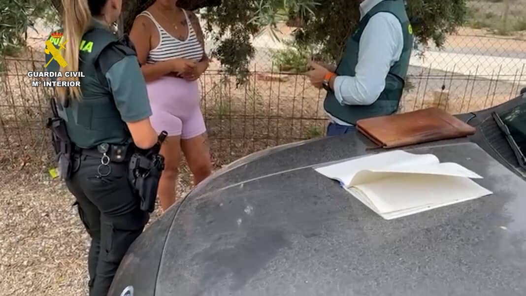 Nach Angaben der Guardia Civil wurden die Frauen gezwungen, rund um die Uhr und an jedem Tag der Woche für ihre Kunden erreichbar zu sein, unabhängig von ihrem Gesundheitszustand oder ihrer körperlichen Verfassung.