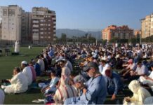 Jumilla verbiedt moslimfestivals in de openbare ruimte, wat leidt tot verontwaardiging te midden van toenemende spanningen onder migranten De controversiële motie, aangenomen door de gemeenteraad, werd ingediend door de conservatieve Volkspartij (PP) en gesteund door de extreemrechtse partij Vox.