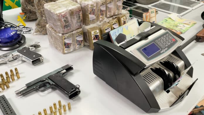 Raids sobre ocho propiedades en Badajoz, en los vecindarios de La Cañada y el Complejo Olímpico Ibérico, reveló un arsenal escalofriante: 13 rifles, dos pistolas, chalecos de la bala, balaclavas, cuchillos e incluso equipos policiales utilizados para llevar a cabo atrasas.