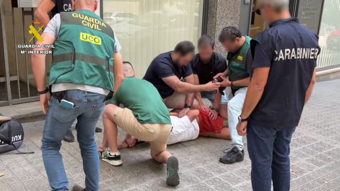 Según los investigadores italianos, el fugitivo huyó de Italia después de ser colocado en la lista de deseos, y finalmente se estableció en España bajo una identidad falsa. Se estableció en Alicante, donde vivía en silencio con miembros cercanos de la familia mientras intentaba evitar la detección.