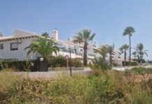 Orihuela kommune tar eierskap til Cabo Roig-promenaden og søker nå rettslig støtte for å sikre trygg gjenåpning. Signeringen fant sted i morges på Orihuela Coastal kommunale kontorer. Representanter fra Bellavista huseierforening, de tidligere eierne av tomten, var ikke til stede. Senere, på stedet, nektet foreningen å gi tilgang.