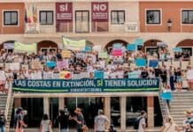 Hundrevis protesterer i Guardamar mot riving av historiske strandhus i Babilonia Hundrevis av innbyggere i Playa Babilonia i Guardamar del Segura gikk ut i gatene denne uken for å protestere mot den planlagte rivingen av 65 historiske strandhus, som etter planen skal starte 15. september.