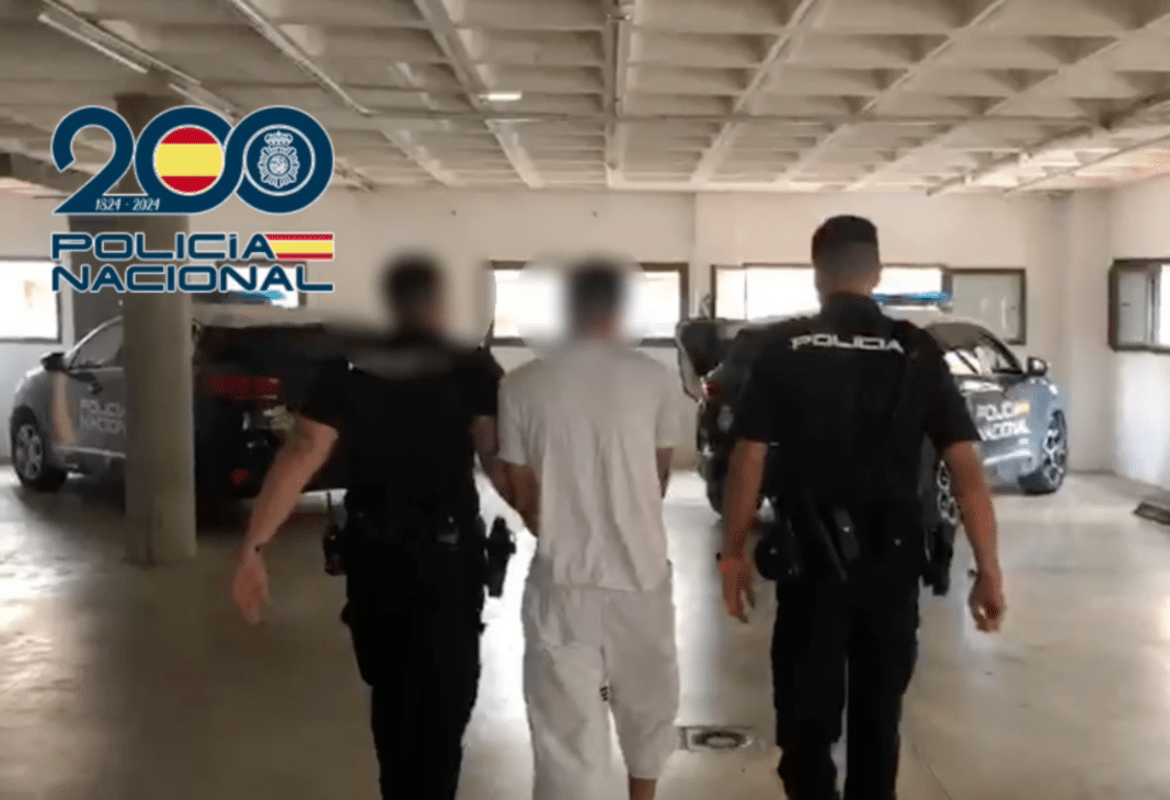 La Policía Nacional ha detenido en Orihuela a tres hombres, de entre 31 y 38 años, como presuntos autores de pertenencia a grupo criminal, robo con fuerza en domicilio y hurto en vehículo.