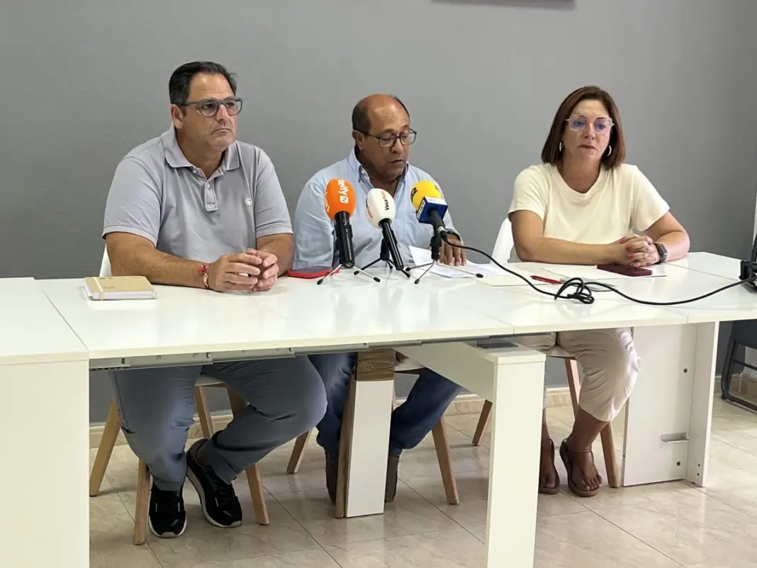 José Sampere, y el secretario comarcal, Joaquín Hernández, PSOE spokesperson José Sampere accused the current administration of paralyzing municipal functions such as sanitation and public safety.