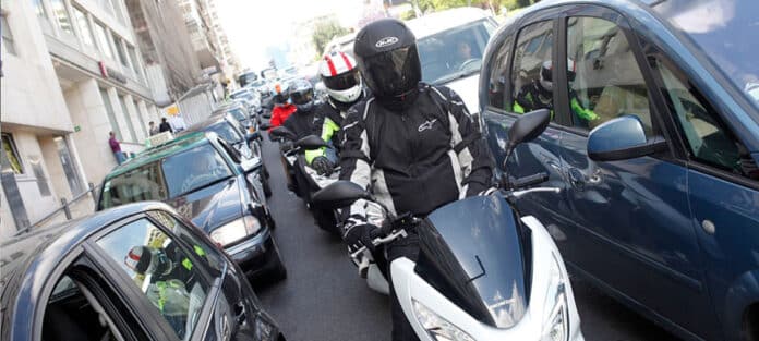 Decenas de conductores quedaron atrapados en el aparcamiento subterráneo, con capacidad para 600 personas, al intentar salir justo cuando terminaba el desfile. Algunos estuvieron atrapados hasta dos horas antes de poder salir.