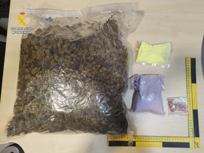 Podejrzani w wieku 27 i 38 lat zostali zatrzymani w ramach letniej operacji bezpieczeństwa wymierzonej w nadmorskie osiedla.