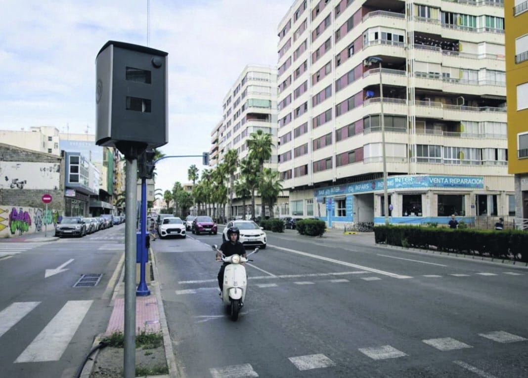 Torrevieja es conocida por sus playas, su sol y sus animadas calles, no por las carreras de alta velocidad. Sin embargo, dos turistas aprendieron recientemente a las malas que las carreteras locales no son el lugar ideal para pisar a fondo.