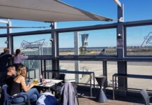 Waarom is alcohol nog steeds toegestaan in het vliegtuig en op luchthavens? Luchtvaartmaatschappijen en luchthavens staan voor een dilemma: ze moeten de veiligheid van hun passagiers garanderen en tegelijkertijd de inkomsten uit bars, restaurants en de verkoop aan boord op peil houden.