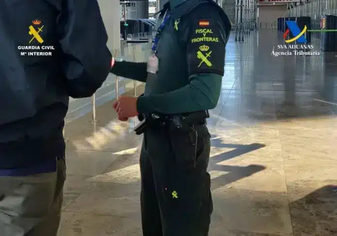 Personal de seguridad del aeropuerto El incidente subraya un problema recurrente: los vuelos de bajo costo entre el Reino Unido y España, particularmente a destinos como Alicante, un centro popular para fiestas de ciervos, con frecuencia se ve empañados por la interrupción alimentada por el alcohol.