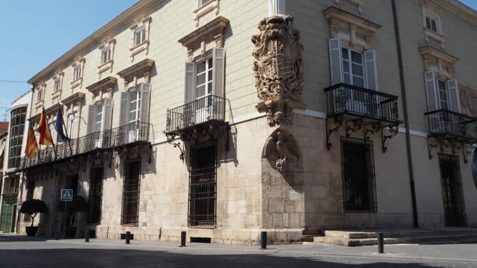 Los solicitantes elegibles incluyen asociaciones y organizaciones legalmente establecidas con sede en Orihuela o realizando actividades dentro del municipio.