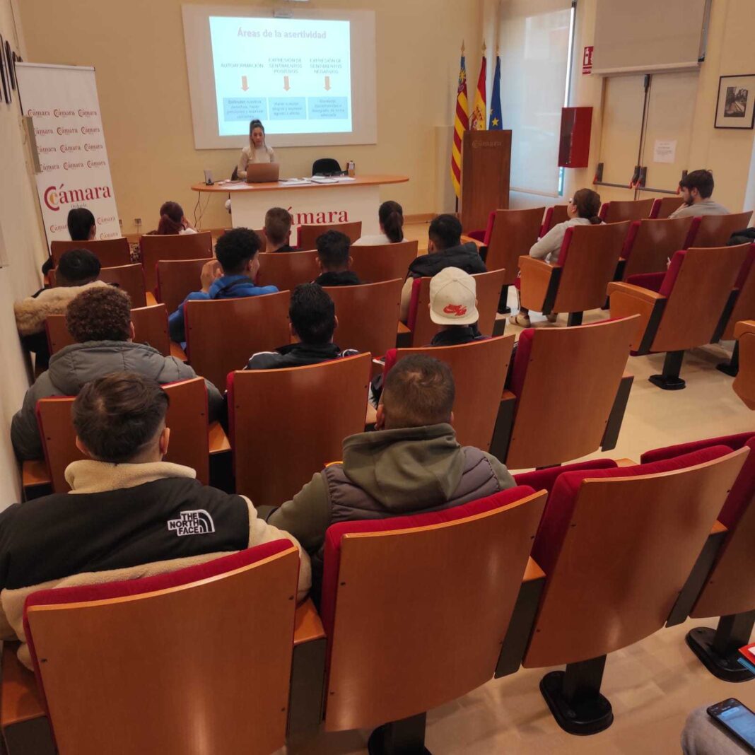 The schedule features a mix of in-person and online workshops in Orihuela city and Orihuela Costa, with a strong emphasis on digital skills, innovation, and business development.