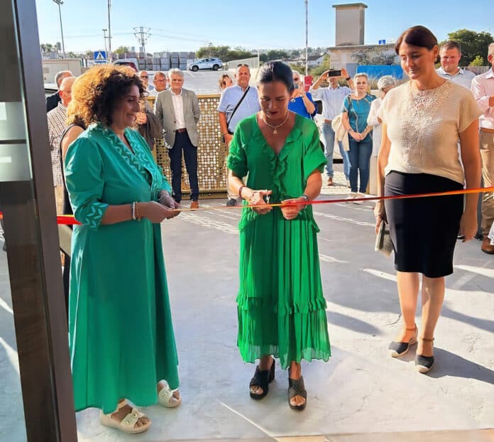La cinta fue cortada formalmente por el concejal de Orihuela para el bienestar social, Agustina Rodríguez, quien fue acompañada por Pilar María Samper y los concejales de Pilar de la Horadada, Asunción Sánchez Martínez y María del Mar Sáez Martínez.