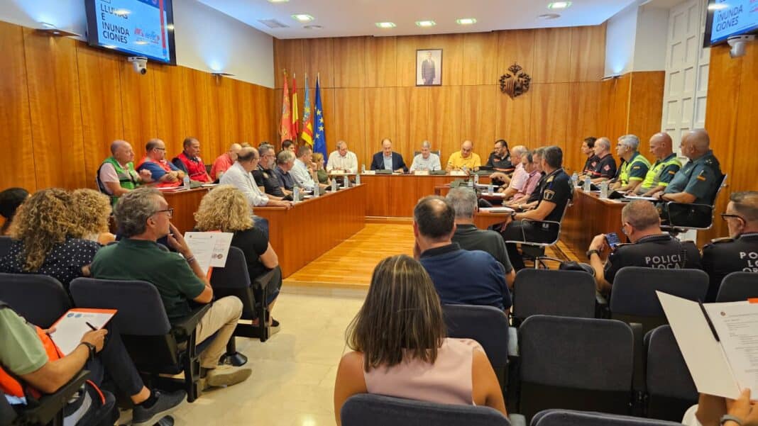 The exercise simulated torrential rainfall in the Vega Alta del Segura, triggering a red alert in Murcia and an orange alert on the southern Alicante coast.