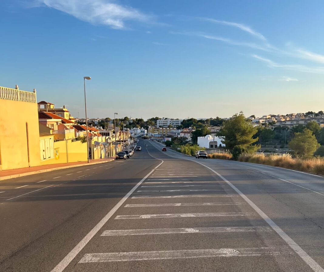 Foto della strada di Villamartín I lavori previsti, la cui conclusione è prevista in quattro mesi, comprendono il rifacimento completo della carreggiata, la costruzione di una spartitraffico centrale con attraversamenti pedonali, la riorganizzazione del traffico, la riparazione dei marciapiedi danneggiati e l'installazione di nuova segnaletica orizzontale e verticale.