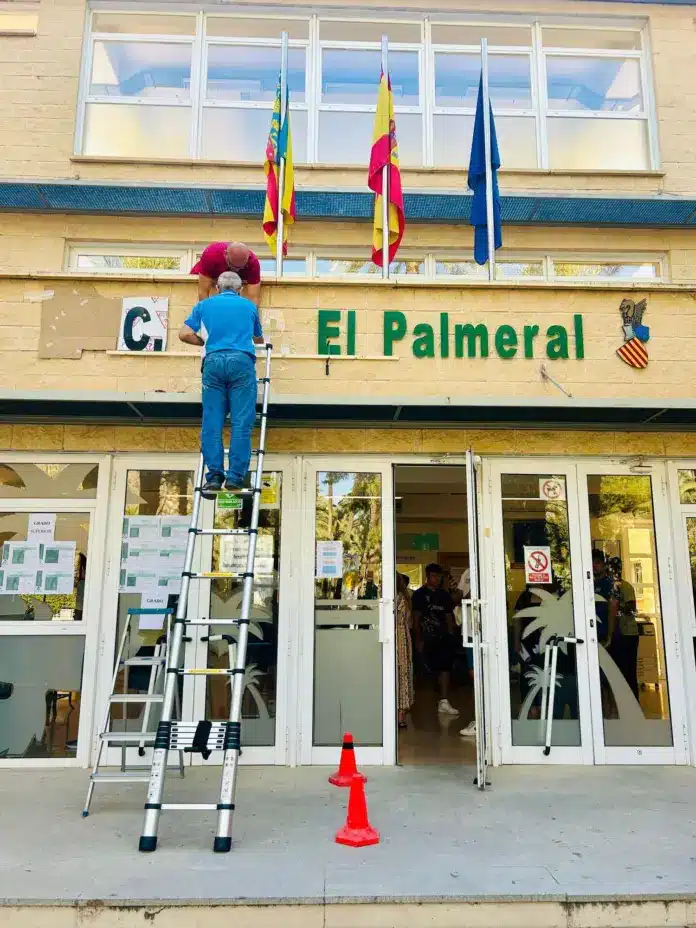 IES El Palmeral The launch of the new Integrated Vocational Training Centre (CIFP) El Palmeral in Orihuela has been marred by organizational problems that have left 14 students unable to attend classes until further notice.