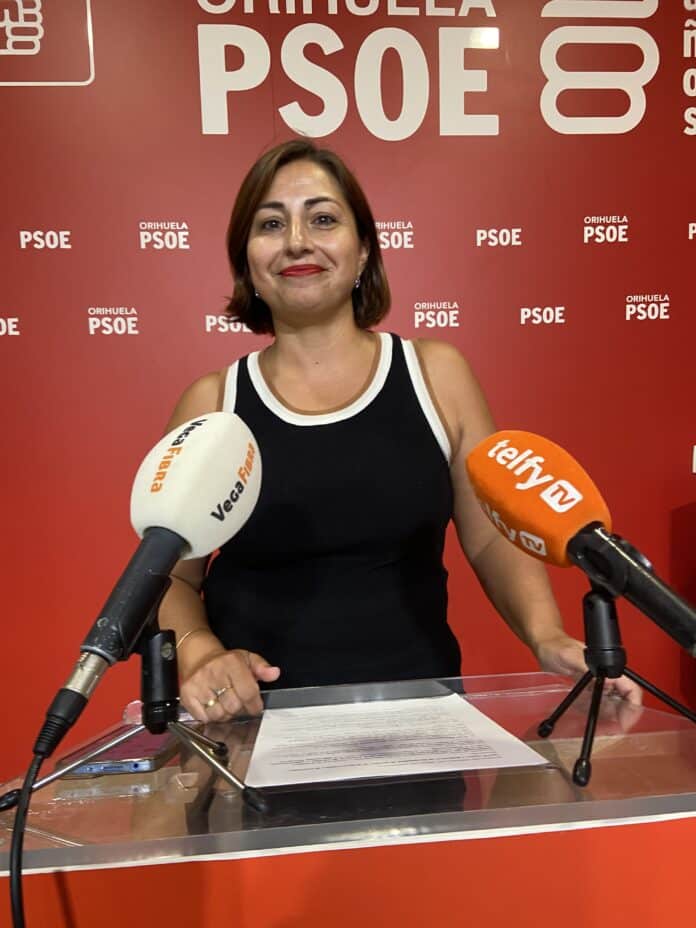 Partia Socjalistyczna (PSOE) z Orihueli ostro skrytykowała Partię Ludową (PP) zarówno w Radzie Miasta, jak i w Radzie Prowincji Alicante za zaniedbywanie lokalnych przedsiębiorstw, w szczególności poprzez rezygnację z Bono Consumo (programu bonów konsumenckich).