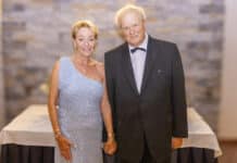 La Logia n.º 40 de Jávea recauda fondos para los bomberos locales en una espectacular Noche de Damas Los anfitriones, Alex Wilkins y su esposa, la Sra. Jean Wilkins