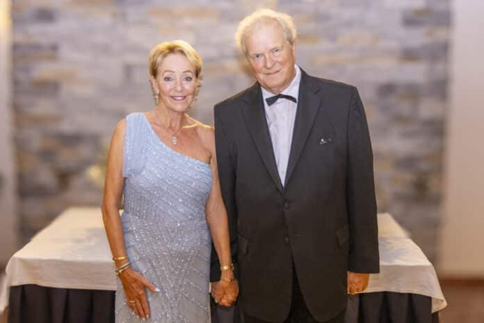 De gastheren, Alex Wilkins en zijn vrouw, mevrouw Jean Wilkins