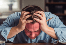 JEG ER LEDEREN… Det kom et stønn fra mannen vår da han innså at han hadde hatt det skikkelig vondt, og han ble rød.