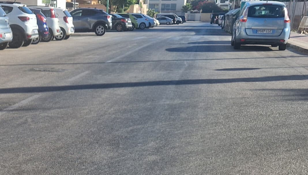 Tanto Cambiemos como Unidos por la Costa insisten en que la solución requiere más que medidas temporales. Piden un programa estructurado de baldeo de calles que cubra todas las zonas de Orihuela: no solo las avenidas principales, sino también las calles secundarias, barrios y zonas costeras que se sienten abandonadas.