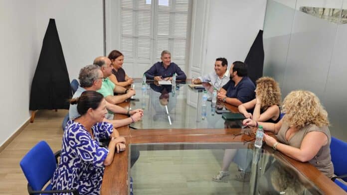 Pomimo krytyki ze strony PSOE dotyczącej czasu potrzebnego na opublikowanie nowej polityki, Orihuela chce dzięki temu posunięciu zapewnić, że jej festiwale — fundament lokalnej tożsamości i życia społeczności — będą się nadal rozwijać w roku 2025, oferując zarówno mieszkańcom, jak i turystom bogaty kalendarz tradycyjnych obchodów.