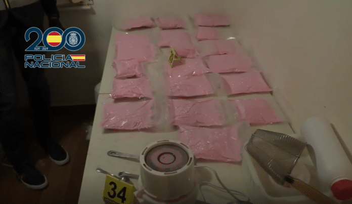 Gilligan fue una de las ocho personas detenidas durante una operación de la Policía Nacional que desmanteló una instalación capaz de producir entre 300 y 600 kilogramos de la llamada