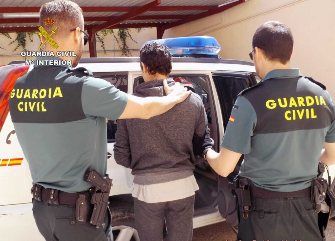 The Guardia Civil has arrested two young men, one of them a minor, for a string of violent robberies in La Manga del Mar Menor (Cartagena) that left several women injured.