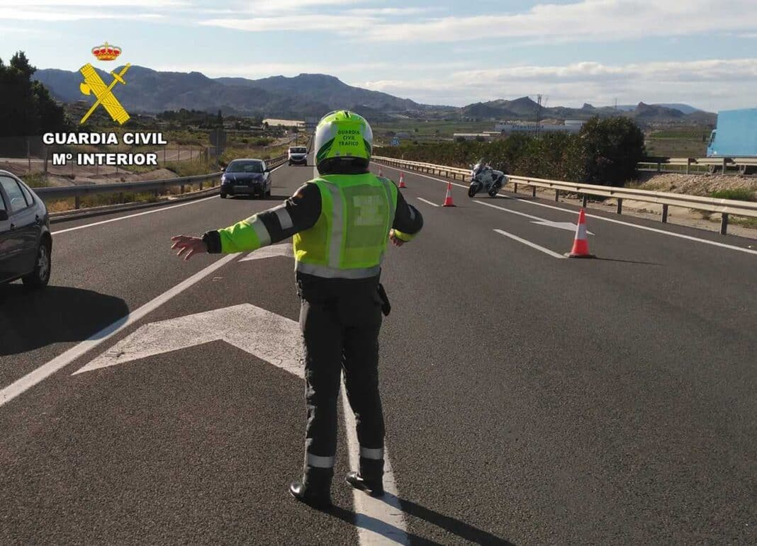 Sjåføren, en boliviansk statsborger og bosatt i Lorca, er under etterforskning for to påståtte trafikksikkerhetsbrudd: hensynsløs kjøring og å nekte å underkaste seg obligatoriske alkoholtester.