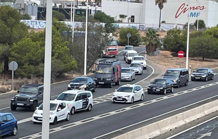 Martínez Chazarra podkreślił, że tego lata obwodnica N-332 przez Torrevieja po raz kolejny zmagała się z codziennymi, poważnymi korkami, czasami całkowicie blokującymi ruch