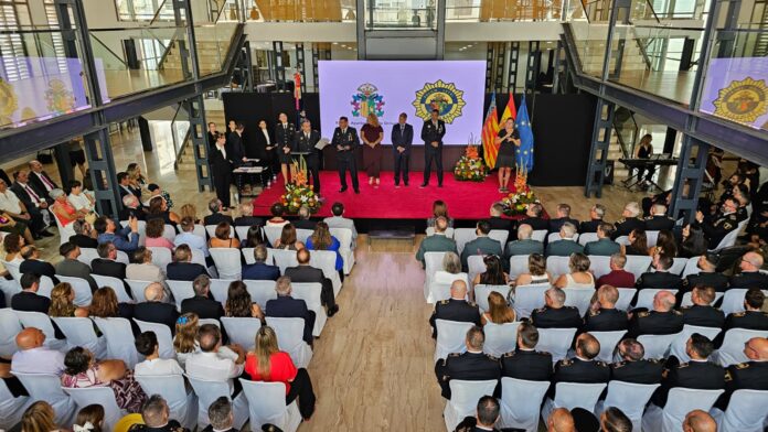 El comisionado de policía José María Pomares, que está a días de una jubilación forzada, se negó a asistir a la ceremonia en la que estaba programado para recibir un diploma que marca su servicio. Su ausencia, deliberada, no accidental, envió un mensaje más fuerte que cualquier discurso.
