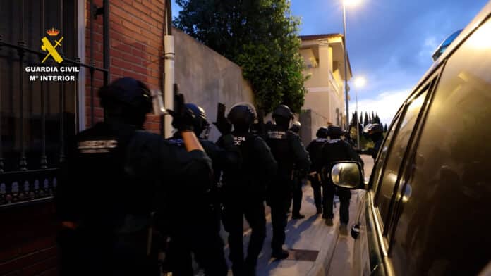 Pierwsza fala aresztowań miała miejsce w grudniu 2024 r., kiedy to naloty w Pilar de la Horadada i Algorfa doprowadziły do ​​sześciu zatrzymań i trzech formalnych śledztw.