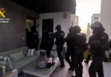 Liefdesnest van oplichters in Torrevieja opgerold: stel runt cybercrime-imperium vanuit appartement Van tortelduifjes tot cybercriminelen: dit duo uit Torrevieja heeft hun huis omgetoverd tot een fraudefort. Nu is het spel uit.