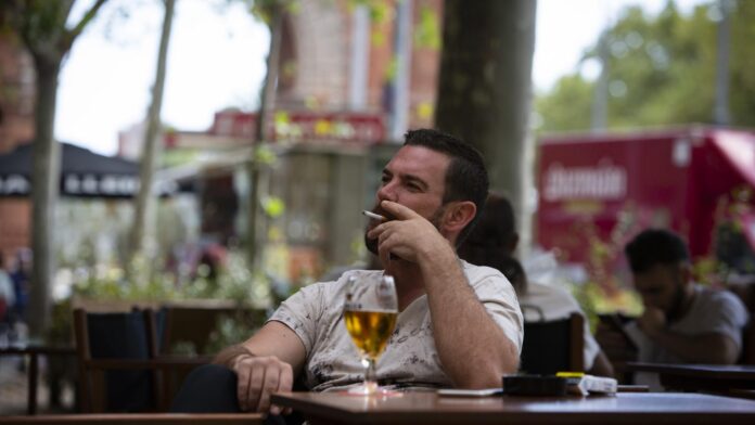 El debate sobre fumar ha resurgido con la aprobación de la nueva ley anti-tobacco de España, que endurece las restricciones al fumar y el vapeo.
