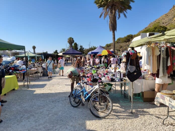 De lokale politie blijft de toegangspunten tot de markt verzegelen, maar de verzegelingen worden door het marktpersoneel verwijderd vóór de opening en na sluitingstijd weer teruggeplaatst.