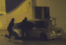 Des voleurs maladroits de San Pedro s'écrasent avec leur voiture de fuite, le coffre-fort volé toujours sur le capot. Dans leur fuite précipitée, les malfaiteurs n'ont même pas pris la peine de charger le coffre-fort dans la voiture ; ils l'ont simplement posé en équilibre sur le capot et ont filé dans la nuit.