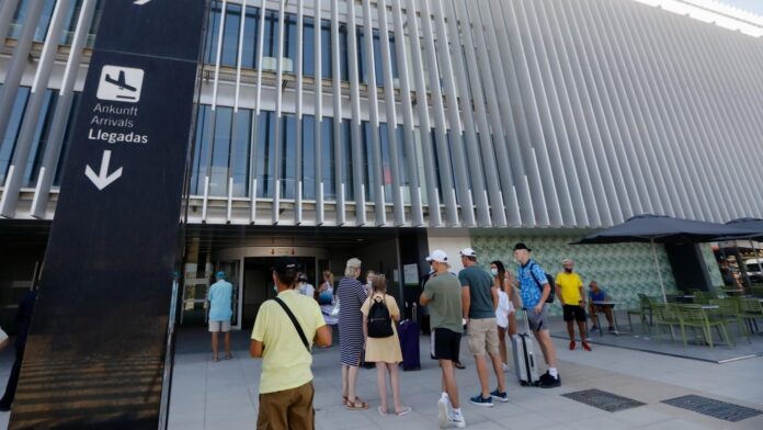 Storbritannia er fortsatt flyplassens primære internasjonale marked, og står for mer enn halvparten av alle forbindelser sammen med Irland.