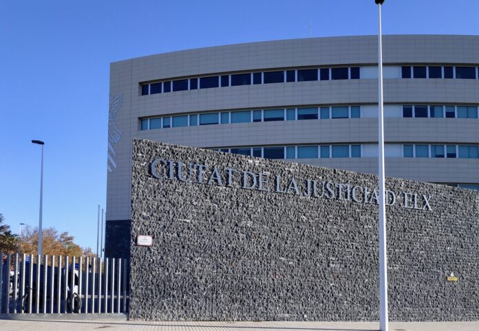 rechtbanken van Elche De zaak dateert van de avond van 23 oktober 2021, toen de verdachte, een vriendin van de zus van het slachtoffer, een diner bij de jonge vrouw thuis bijwoonde.